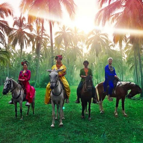 Sofi Tukker & Bomba Estereo - Playa Grande